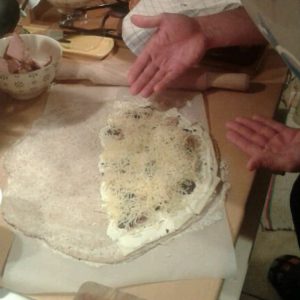 Préparation pizza calzone maison à la truffe